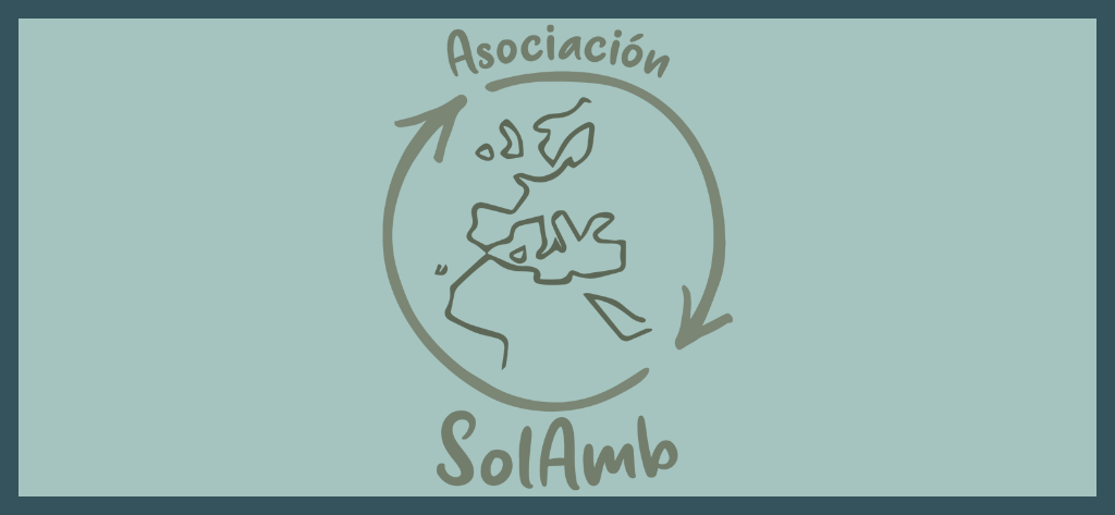 Simplificación de un mapa centrado en Europa y el norte de África, rodeado de dos flechas circulares apuntándose entre sí. En la parte de arriba y abajo, por fuera de las flechas, aparece escrito 'Asociación' y 'SolAmb' respectivamente.