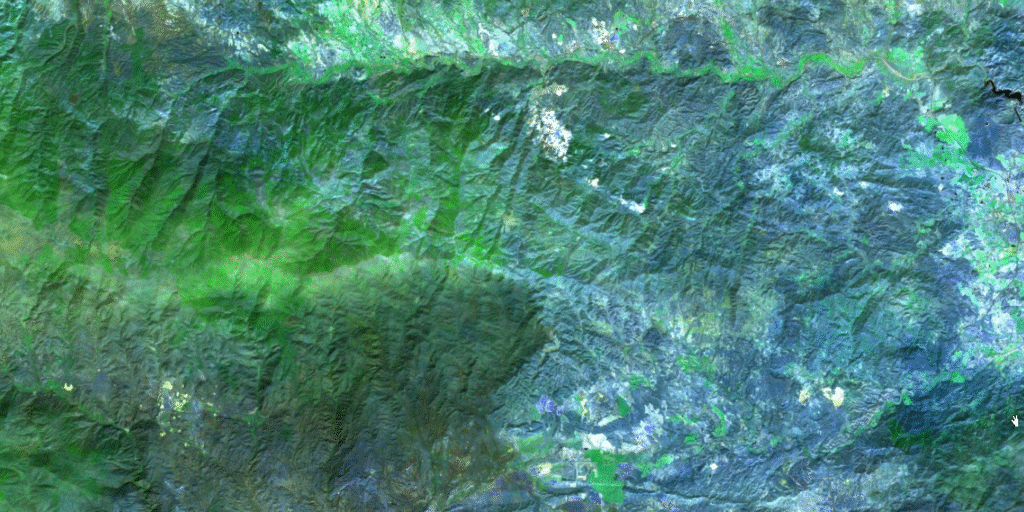 Imágen satelital (HLS) centrada en la Sierra de los Filabres en Almería, España. En el sur, se aprecian paneles solares, olivares en superintensivo y, con menos intensidad, cultivos leñosos de gestión tradicional. Al suroeste, aparece el extremo oriental de Sierra Nevada. Al norte, se atisba el valle del Almánzora,